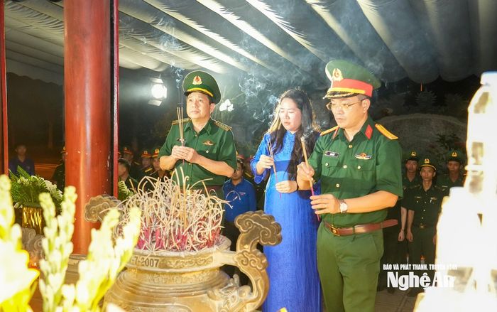 Dâng hương tại phần mộ 13 liệt sĩ thanh niên xung phong ở Khu Di tích Truông Bồn. Ảnh: Minh Quân