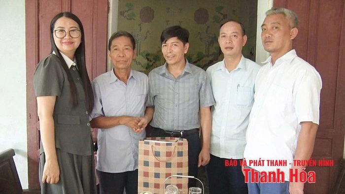 Đồng chí Trần Hạnh Phúc, Phó Bí thư Thường trực Đảng ủy phường thăm, tặng quà ông Nguyễn Đức Miên, nạn nhân chất độc hóa học, tại tiểu khu 4.