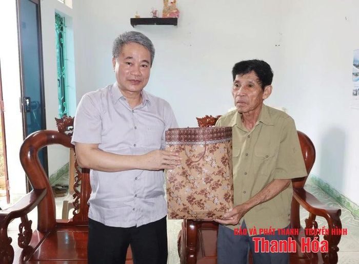 Đồng chí Trịnh Xuân Phú, Tỉnh ủy viên, Bí thư Đảng ủy, Chủ tịch HĐND phường thăm, tặng quà thương binh Lê Văn Dũng tiểu khu 1.