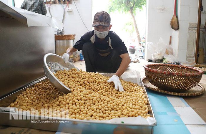  Người thợ mang bánh nhãn đi phơi cho thật nguội để bánh có thể bảo quản được lâu và không bị ỉu. 