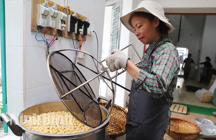 Bánh nhãn sau khi chiên chín vàng ruộm được vớt ra chuẩn bị cho công đoạn tiếp theo.