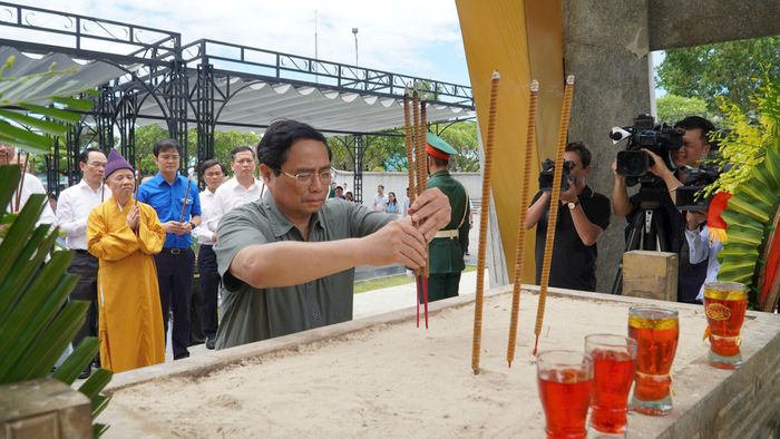 Thủ tướng Chính phủ Phạm Minh Chính dâng hương, hoa tri ân các Anh hùng liệt sĩ tại Nghĩa trang Liệt sĩ Quốc gia Đường 9