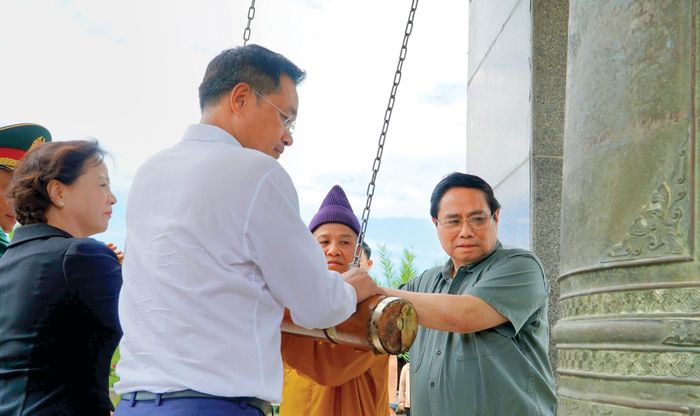 Thủ tướng Chính phủ Phạm Minh Chính cùng các thành viên trong đoàn công tác thỉnh chuông tại Nghĩa trang Liệt sĩ Quốc gia Đường 9