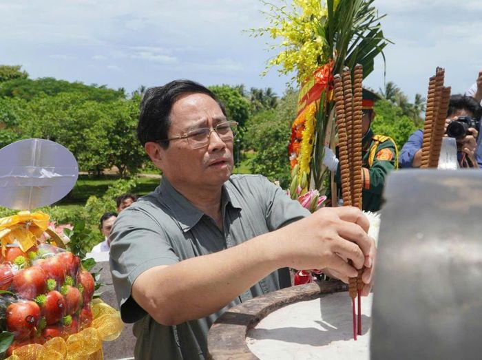 Thủ tướng Chính phủ Phạm Minh Chính dâng hương tưởng nhớ các Anh hùng liệt sĩ tại Thành cổ Quảng Trị