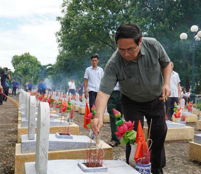 Thủ tướng Chính phủ Phạm Minh Chính dâng hương tại các phần mộ liệt sĩ, tri ân và tưởng nhớ công lao to lớn các Anh hùng liệt sĩ tại Nghĩa trang Liệt sĩ Quốc gia Đường 9