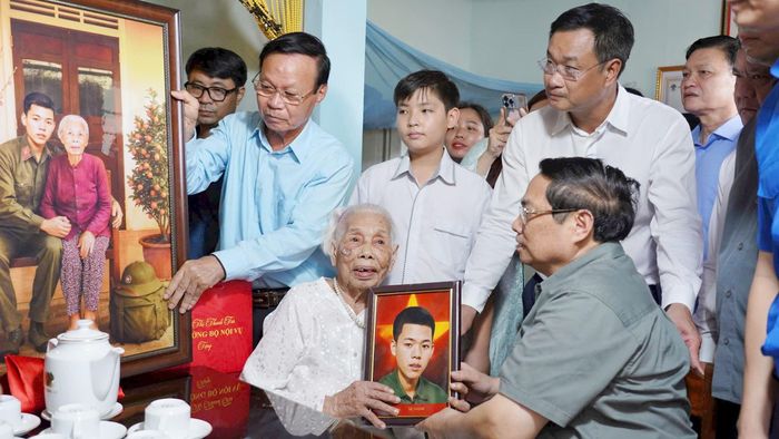 Thủ tướng Phạm Minh Chính và đoàn công tác thăm, tặng quà Mẹ Việt Nam Anh hùng Đào Thị Vui, thôn Đại An Khê, xã Hải Lăng, tỉnh Quảng Trị