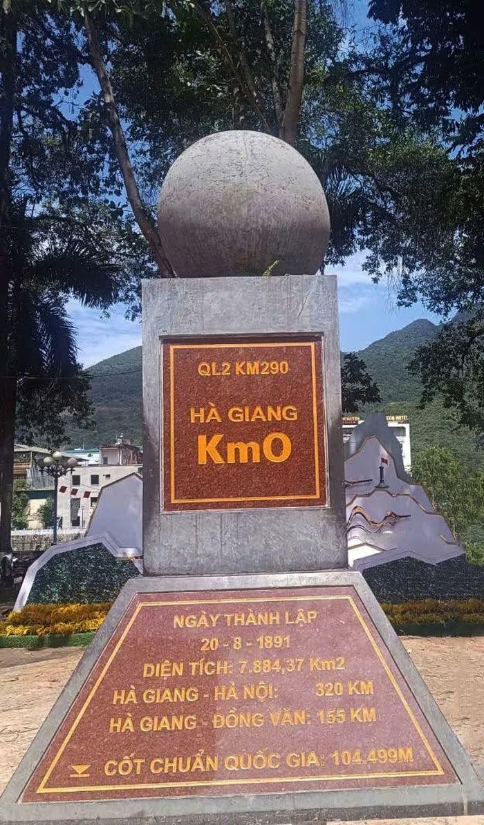 Cột mốc Km0 Hà Giang vẫn được giữ lại sau sáp nhập tỉnh và là điểm check in quen thuộc của du khách