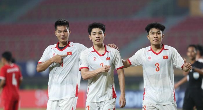 HLV Kim Sang Sik kỳ vọng kinh nghiệm của cầu thủ CAHN giúp ích cho U23 Việt Nam ở trận đấu cuối cùng. Ảnh: VFF