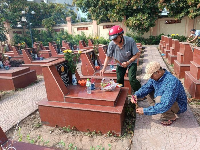Ngày 27/7 không chỉ là một ngày tưởng niệm quốc gia, mà còn là một khoảnh khắc gia đình – nơi người sống tìm về ký ức - Ảnh: HK