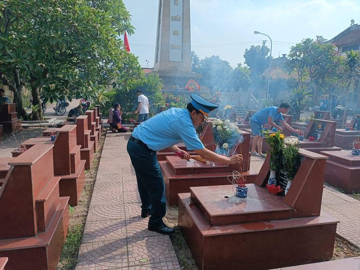 Có nhà nghiên cứu từng nói: “Một dân tộc biết cúi đầu trước những người đã khuất là một dân tộc có chiều sâu” - Ảnh: HK