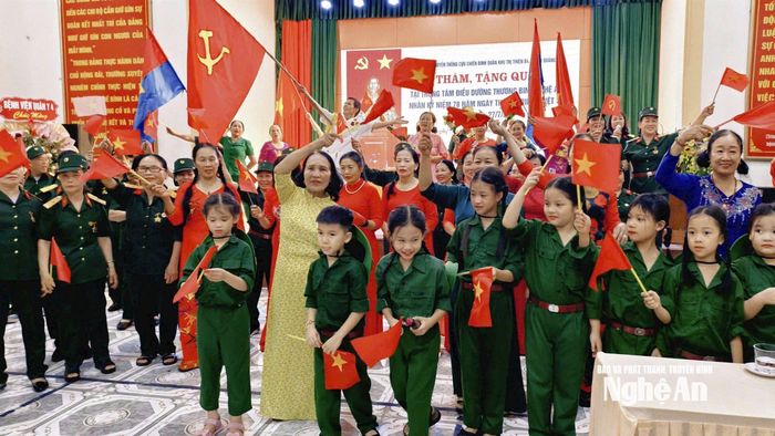 Những ngày này, mỗi ngày Trung tâm Điều dưỡng thương binh Nghệ An đều có rất nhiều đoàn đến tri ân, thăm hỏi, trong đó có nhiều đoàn học sinh do các trung tâm giáo dục, các nhóm phụ huynh tổ chức. Trong ảnh, các em thiếu nhi cùng các cựu chiến binh biểu diễn văn nghệ tặng các thương, bệnh binh tại trung tâm. Ảnh: Diệp Thanh