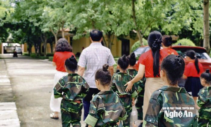 Phụ huynh và học sinh đi trao quà tại từng phòng của những thương binh không thể tham dự chương trình giao lưu. Đối với các em học sinh, chuyến thăm là cơ hội để các em hiểu rõ hơn về sự gian khổ, hy sinh của thế hệ cha anh. Ảnh: Diệp Thanh