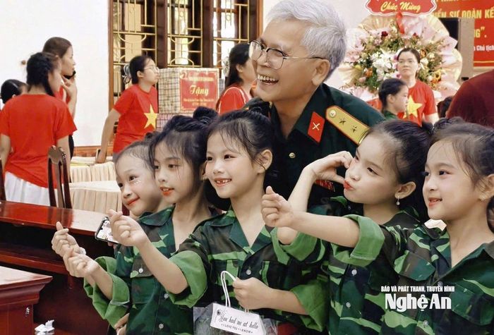 Những nụ cười hồn nhiên, những lời ca tiếng hát và những món quà nhỏ xinh của các em chính là liều thuốc tinh thần hiệu quả, giúp các bác cảm thấy vơi bớt những cơn đau do vết thương chiến tranh. Ảnh: Diệp Thanh