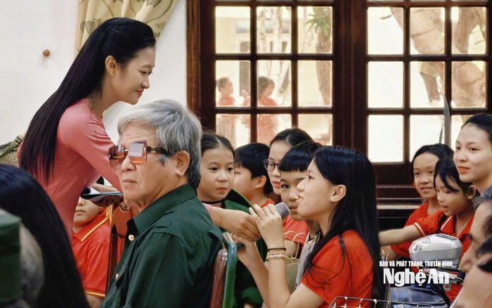 Bên cạnh những chương trình văn nghệ, các hoạt động giao lưu, hỏi đáp được tổ chức với sự tham gia sôi nổi của các em học sinh. Hoạt động này giúp các em không chỉ học về lịch sử trong sách vở mà còn "chạm" vào lịch sử bằng cảm xúc và trái tim, biến kiến thức khô khan thành bài học sống động. Ảnh: Diệp Thanh
