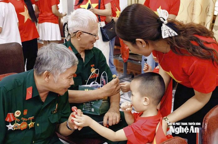 Sự quan tâm, yêu thương của thế hệ trẻ là nguồn động lực để các bác sống vui, sống khỏe và tiếp tục là tấm gương sáng về ý chí, nghị lực. Ảnh: Diệp Thanh