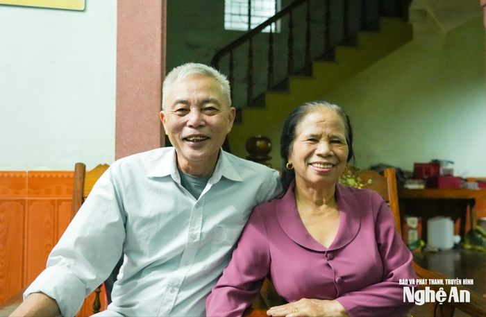Vợ chồng thương binh Nguyễn Văn Đông. Ảnh: Minh Quân