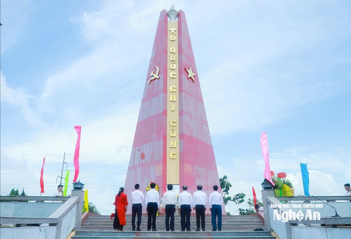Đoàn công tác tỉnh Nghệ An về dâng hoa, dâng hương tưởng niệm các Anh hùng liệt sĩ tại Nghĩa trang Liệt sĩ Thốt Nốt, thành phố Cần Thơ. Ảnh: Thành Duy