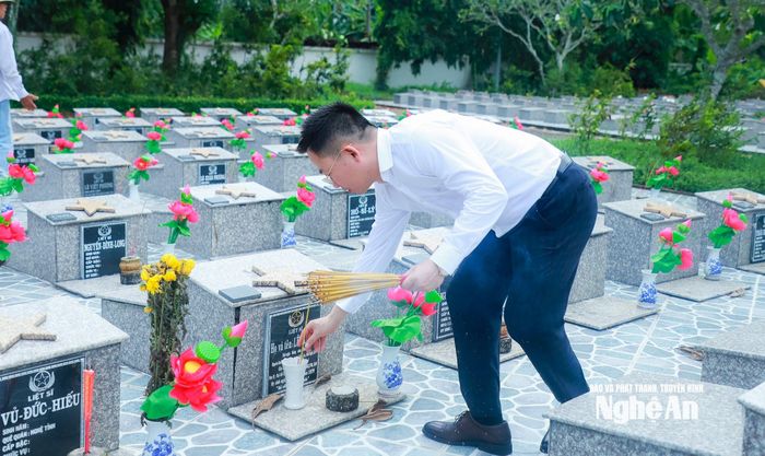 Cán bộ Văn phòng UBND tỉnh thắp hương tại phần mộ các liệt sĩ quê Nghệ An tại Nghĩa trang Liệt sĩ Thốt Nốt, thành phố Cần Thơ. Ảnh: Thành Duy