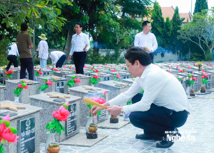 Đồng chí Đặng Thanh Tùng - Ủy viên Ban Chấp hành Đảng bộ tỉnh, Chánh Văn phòng UBND tỉnh thắp hương tại phần mộ các liệt sĩ quê Nghệ An tại Nghĩa trang Liệt sĩ Thốt Nốt, thành phố Cần Thơ. Ảnh: Thành Duy