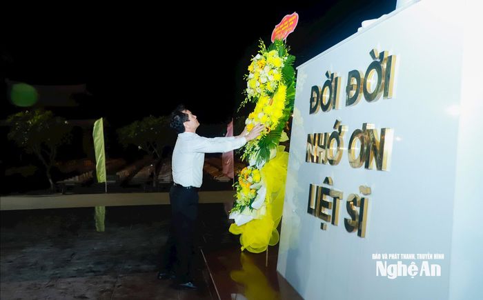Đồng chí Đặng Thanh Tùng - Ủy viên Ban Chấp hành Đảng bộ tỉnh, Chánh Văn phòng UBND tỉnh dâng hoa tại Đài tưởng niệm liệt sĩ tại Nghĩa trang Liệt sĩ An Giang, phường Rạch Giá. Ảnh: Thành Duy