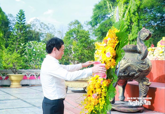 Đồng chí Đặng Thanh Tùng - Ủy viên Ban Chấp hành Đảng bộ tỉnh, Chánh Văn phòng UBND tỉnh dâng hoa tại Nghĩa trang Liệt sĩ thành phố Cần Thơ. Ảnh: Thành Duy