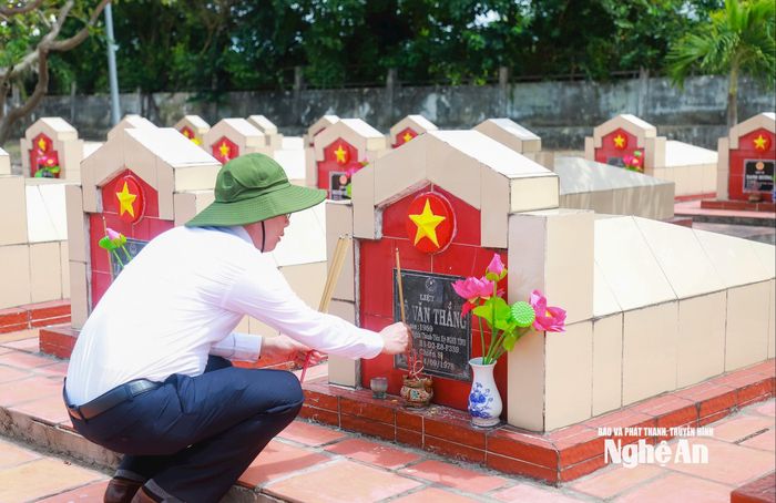 Đồng chí Nguyễn Đức Thành - Phó Chủ tịch Ủy ban MTTQ Việt Nam tỉnh Nghệ An thắp hương tại phần mộ các liệt sĩ quê Nghệ An tại Nghĩa trang Liệt sĩ An Giang ở xã An Châu. Ảnh: Thành Duy