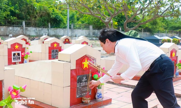 Đồng chí Đặng Thanh Tùng - Ủy viên Ban Chấp hành Đảng bộ tỉnh, Chánh Văn phòng UBND tỉnh thắp hương tại phần mộ các liệt sĩ quê Nghệ An tại Nghĩa trang Liệt sĩ An Giang ở xã An Châu. Ảnh: Thành Duy