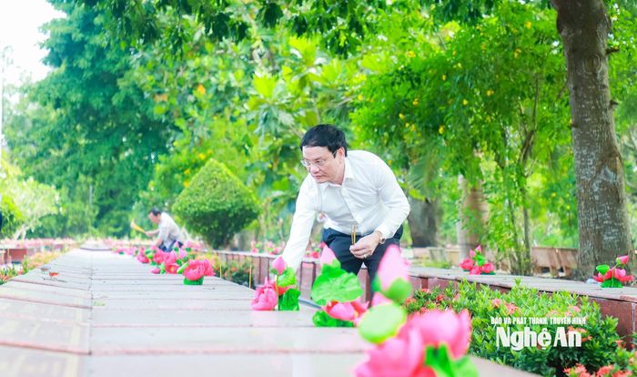 Đồng chí Đặng Thanh Tùng - Ủy viên Ban Chấp hành Đảng bộ tỉnh, Chánh Văn phòng UBND tỉnh thắp hương tại phần mộ các liệt sĩ quê Nghệ An tại Nghĩa trang Liệt sĩ thành phố Cần Thơ. Ảnh: Thành Duy