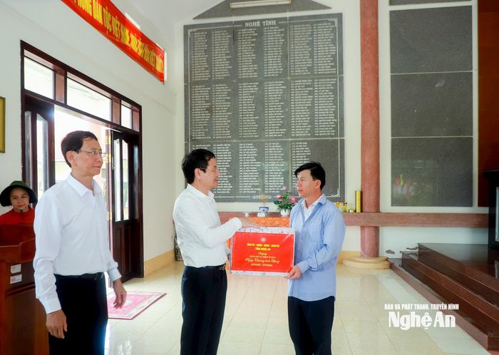 Đoàn công tác tặng quà của Tỉnh ủy, HĐND, UBND, Ủy ban MTTQ Việt Nam tỉnh Nghệ An tặng Ban Quản lý Nghĩa trang Thốt Nốt. Ảnh: Thành Duy