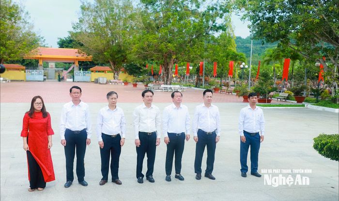 Đoàn công tác của Tỉnh ủy, HĐND, UBND, Ủy ban MTTQ Việt Nam tỉnh Nghệ An thực hiện lễ tưởng niệm các Anh hùng liệt sĩ tại Nghĩa trang Liệt sĩ Dốc Bà Đắc, phường Thới Xuyên, tỉnh An Giang. Ảnh: Thành Duy