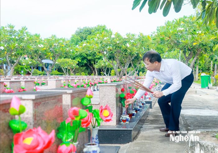 Đồng chí Nguyễn Đức Thành - Phó Chủ tịch Ủy ban MTTQ Việt Nam tỉnh Nghệ An thắp hương tại phần mộ các liệt sĩ ở Nghĩa trang Liệt sĩ Dốc Bà Đắc, phường Thới Xuyên, tỉnh An Giang. Ảnh: Thành Duy