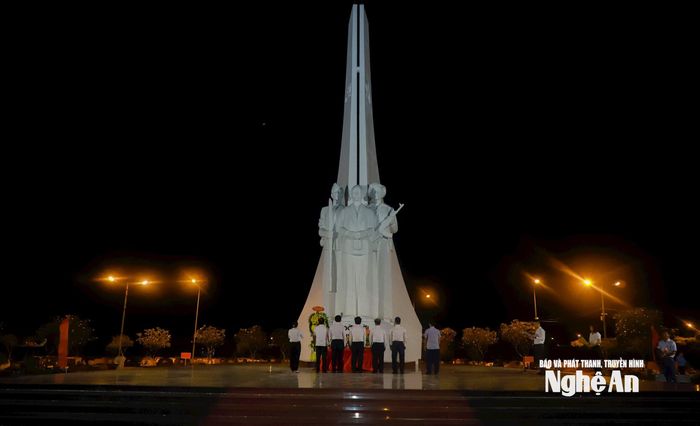 Đoàn đại biểu tỉnh Nghệ An thành kính tưởng niệm trước Đài tưởng niệm liệt sĩ tại Nghĩa trang Liệt sĩ An Giang, phường Rạch Giá. Ảnh: Thành Duy