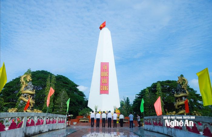 Đoàn công tác tỉnh Nghệ An về dâng hoa, dâng hương tưởng niệm các Anh hùng liệt sĩ tại Nghĩa trang Liệt sĩ thành phố Cần Thơ. Ảnh: Thành Duy