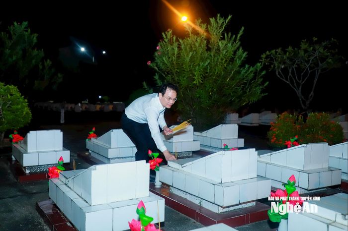 Đồng chí Đặng Thanh Tùng - Ủy viên Ban Chấp hành Đảng bộ tỉnh, Chánh Văn phòng UBND tỉnh thắp hương tại phần mộ các liệt sĩ ở Nghĩa trang Liệt sĩ An Giang, phường Rạch Giá. Ảnh: Thành Duy
