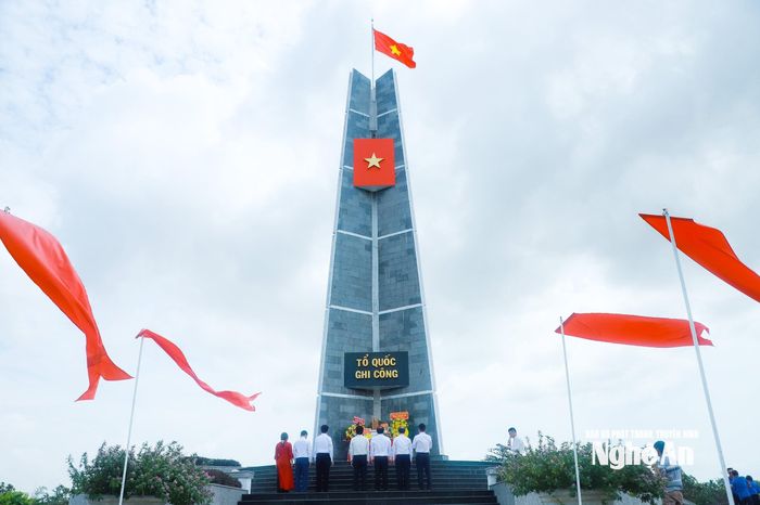 Đoàn công tác tỉnh Nghệ An thực hiện nghi lễ tưởng niệm các Anh hùng liệt sĩ tại Nghĩa trang Liệt sĩ An Giang ở xã An Châu - nguyên là nghĩa trang của tỉnh An Giang (cũ) trước khi sáp nhập với tỉnh Kiên Giang (cũ) thành tỉnh An Giang (mới). Ảnh: Thành Duy