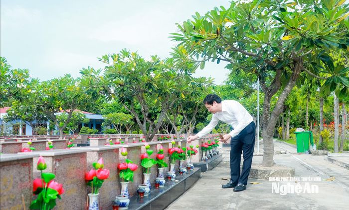 Đồng chí Đặng Thanh Tùng - Ủy viên Ban Chấp hành Đảng bộ tỉnh, Chánh Văn phòng UBND tỉnh thắp hương tại phần mộ các liệt sĩ ở Nghĩa trang Liệt sĩ Dốc Bà Đắc, phường Thới Xuyên, tỉnh An Giang. Ảnh: Thành Duy
