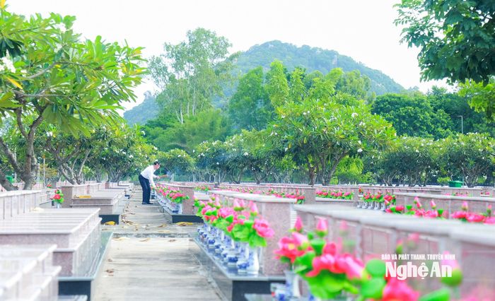 Đồng chí Vi Ngọc Quỳnh - Phó Giám đốc Sở Nội vụ Nghệ An thắp hương tại phần mộ các liệt sĩ ở Nghĩa trang Liệt sĩ Dốc Bà Đắc, phường Thới Xuyên, tỉnh An Giang. Ảnh: Thành Duy