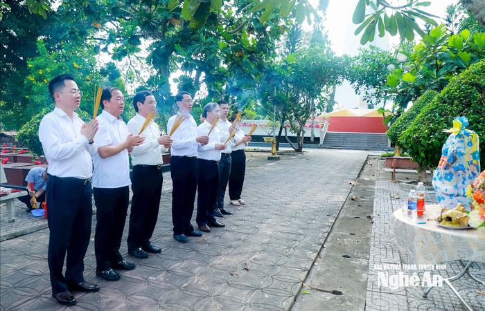 Các đại biểu dâng hương tại phần mộ các liệt sĩ quê Nghệ An ở Nghĩa trang Liệt sĩ thành phố Cần Thơ. Ảnh: Thành Duy