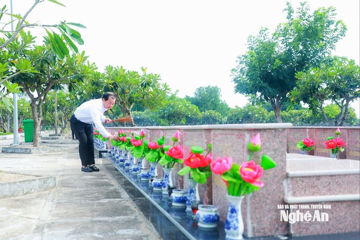Đồng chí Nguyễn Đức An - Phó Giám đốc Sở Xây dựng thắp hương tại phần mộ các liệt sĩ ở Nghĩa trang Liệt sĩ Dốc Bà Đắc, phường Thới Xuyên, tỉnh An Giang. Ảnh: Thành Duy