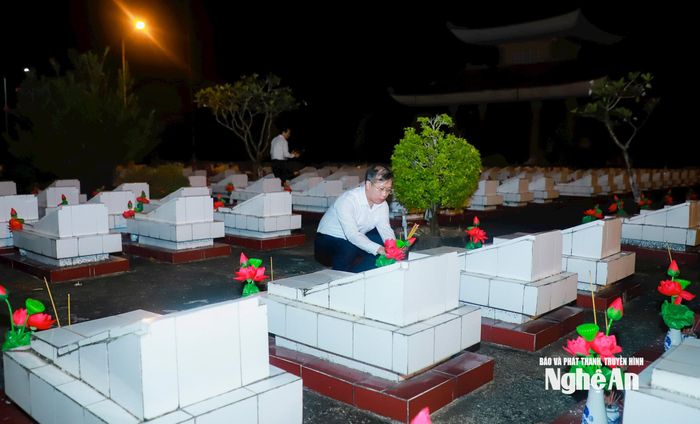 Đồng chí Nguyễn Đức Thành - Phó Chủ tịch Ủy ban MTTQ Việt Nam tỉnh Nghệ An thắp hương tại phần mộ các liệt sĩ ở Nghĩa trang Liệt sĩ An Giang, phường Rạch Giá. Ảnh: Thành Duy