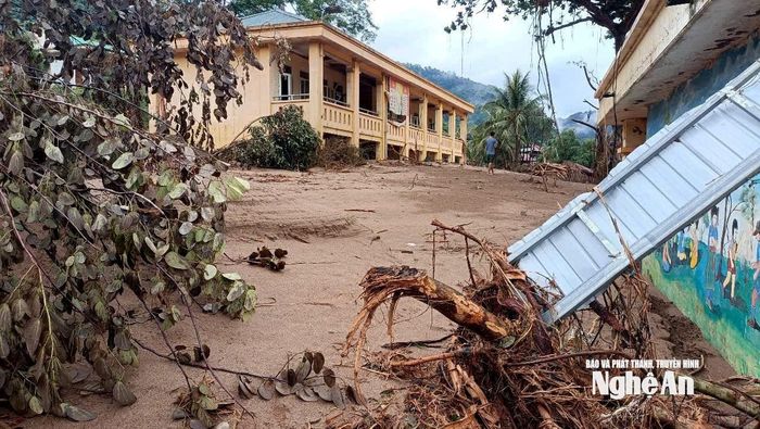 Sau trận lũ lịch sử, Trường Phổ thông DTBT Tiểu học Mỹ Lý 2 đã ngập trong bùn, đất. Ảnh: NTCC