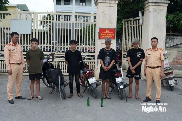 Nhóm đối tượng điều khiển xe mô tô tháo, che biển số, lạng lách, đánh võng, mang theo hung khí bị lực lượng Cảnh sát giao thông bắt giữ. Ảnh: Phan Tuyết
