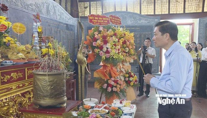Chủ tịch UBND tỉnh Lê Hồng Vinh thành kính dâng hoa, dâng hương tỏ lòng biết ơn, tri ân sâu sắc trước sự hy sinh cao cả của các bậc tiền nhân, các Anh hùng liệt sĩ Xô viết Nghệ Tĩnh.
