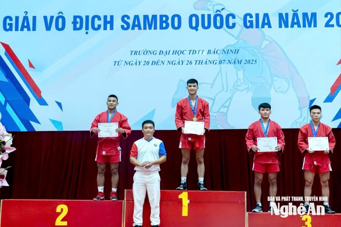 Vận động viên Nguyễn Tuấn Dũng giành Huy chương Vàng ở nội dung Combat Sambo hạng cân 64 kg. Ảnh: CSCC