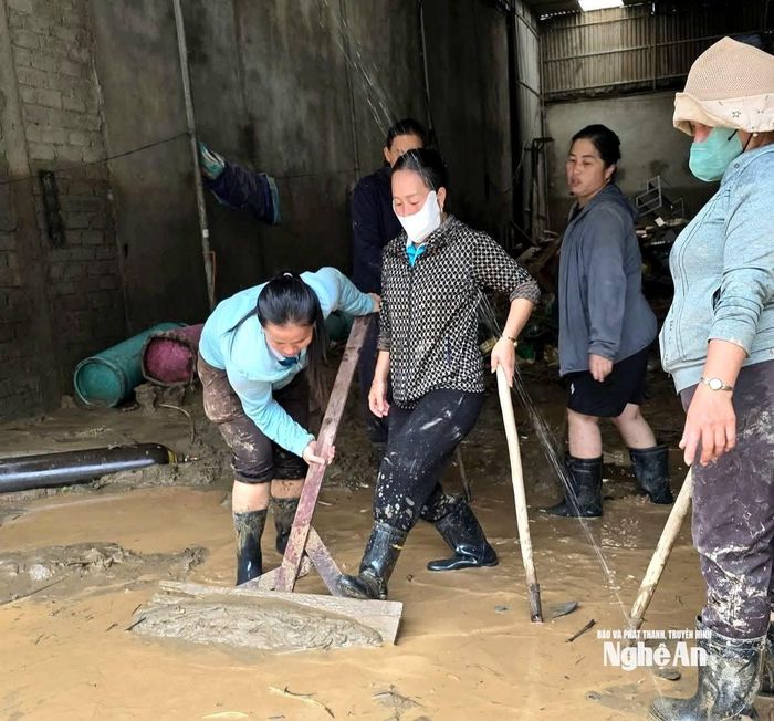 Người dân xã Huồi Tụ giúp xã Mường Xén dọn dẹp bùn, đất. Ảnh: Hoài Thu