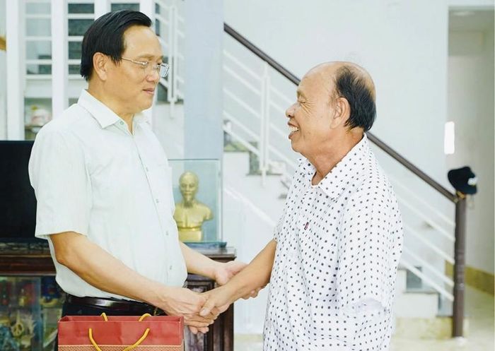 Phó Chủ tịch Thường trực HĐND TP. Huế Nguyễn Quang Tuấn thăm, tặng quà gia đình ông Trương Văn Trung, thương binh hạng 1/4 (phường Phú Bài). Ảnh: Thanh Đoàn
