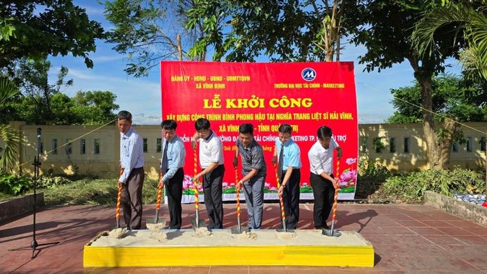 Đ/c Phạm Tiến Đạt, Hiệu trưởng cùng Lãnh đạo xã Vĩnh Định thực hiện nghi thức khởi công Công trình “Bình phong hậu”.
