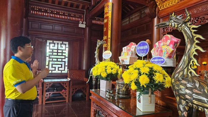 Đ/c Phạm Tiến Đạt, Hiệu trưởng thắp hương tưởng niệm Đại tướng Võ Nguyên Giáp tại khu lưu niệm Đại tướng.