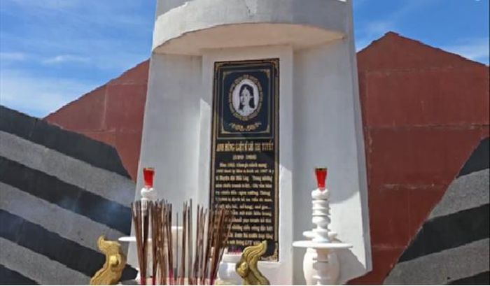 Đài tưởng niệm Anh hùng liệt sĩ Lê Thị Tuyết. Đoàn công tác thắp hương trước Đài tưởng niệm Anh hùng liệt sĩ Lê Thị Tuyết.