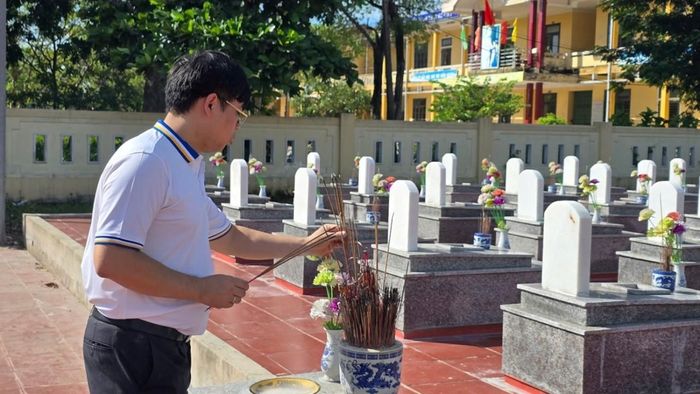 Đ/c Phạm Tiến Đạt, Hiệu trưởng thắp hương tại nghĩa trang liệt sĩ Hải Vĩnh, xã Vĩnh Định, tỉnh Quảng Trị.